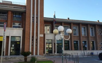 Latina, una cancellata per il Palazzo delle Poste