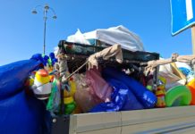 Abusivi a Terracina, maxisequestro di merce pericolosa e giocattoli fuori norma