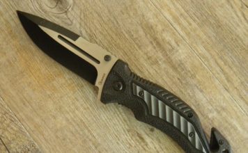 Con coltello a serramanico da 22 cm in Corso della Repubblica