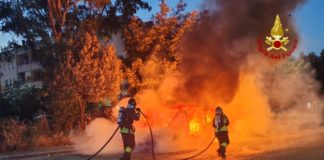 Ferrari fuori strada e poi l’incendio: paura nella notte a Sabaudia