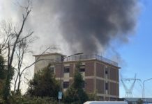 Maxi incendio vicino l’Icot: le fiamme si propagano anche verso Isonzo