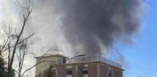 Maxi incendio vicino l’Icot: le fiamme si propagano anche verso Isonzo