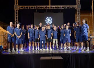 Piazza gremita per la presentazione della Benacquista Latina