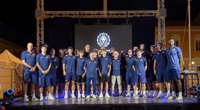 Piazza gremita per la presentazione della Benacquista Latina