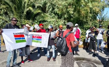 Latina, il corteo pacifico per Ibrahim Dibba arriva in Comune