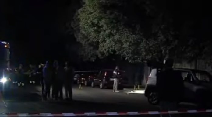 Omicidio in centro, sequestrata l’auto dei killer: paura tra la gente