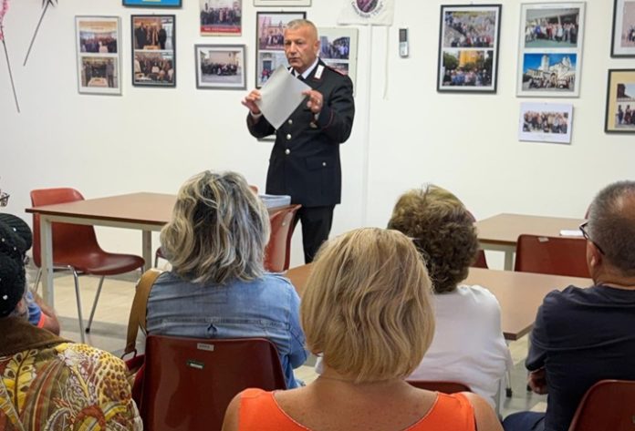 13.10.2026 SABAUDIA - I CARABINIERI INCONTRANO 50 CITTADINI PER PREVENIRE LE TRUFFE AGLI ANZIANI2