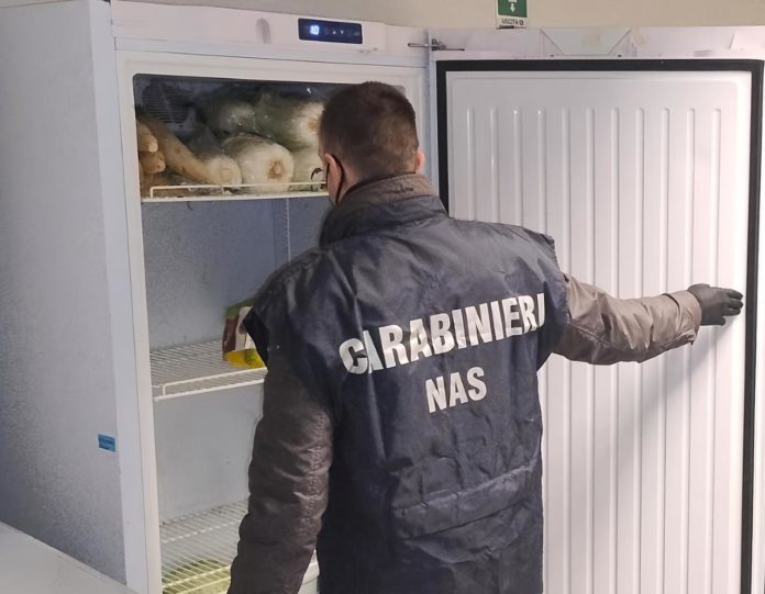 19.10.2026_ LATINA E PROVINCIA_CONTROLLI DEI CARABINIERI DEL NAS. SEQUESTRATI ALIMENTI A RISCHIO BOTULINO E SOSPESE DUE ATTIVITÀ PER GRAVI CARENZE