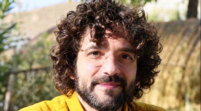 Una folla commossa ai funerali di Alessandro Lanzi, il cordoglio della Celentano