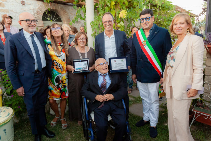 Il Sindaco Gianluca Taddeo e il consigliere comunale Antonio Miele con l'ex preside Edoardo Rocco