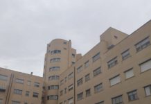 Incendio nelle scale del palazzo, paura in viale Le Corbusier