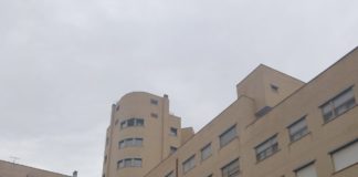 Incendio nelle scale del palazzo, paura in viale Le Corbusier
