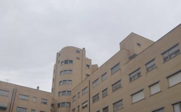 Incendio nelle scale del palazzo, paura in viale Le Corbusier